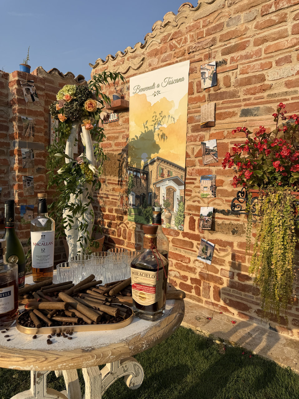 Zidul de cărămidă cu sticle de vin și decorațiuni rustice