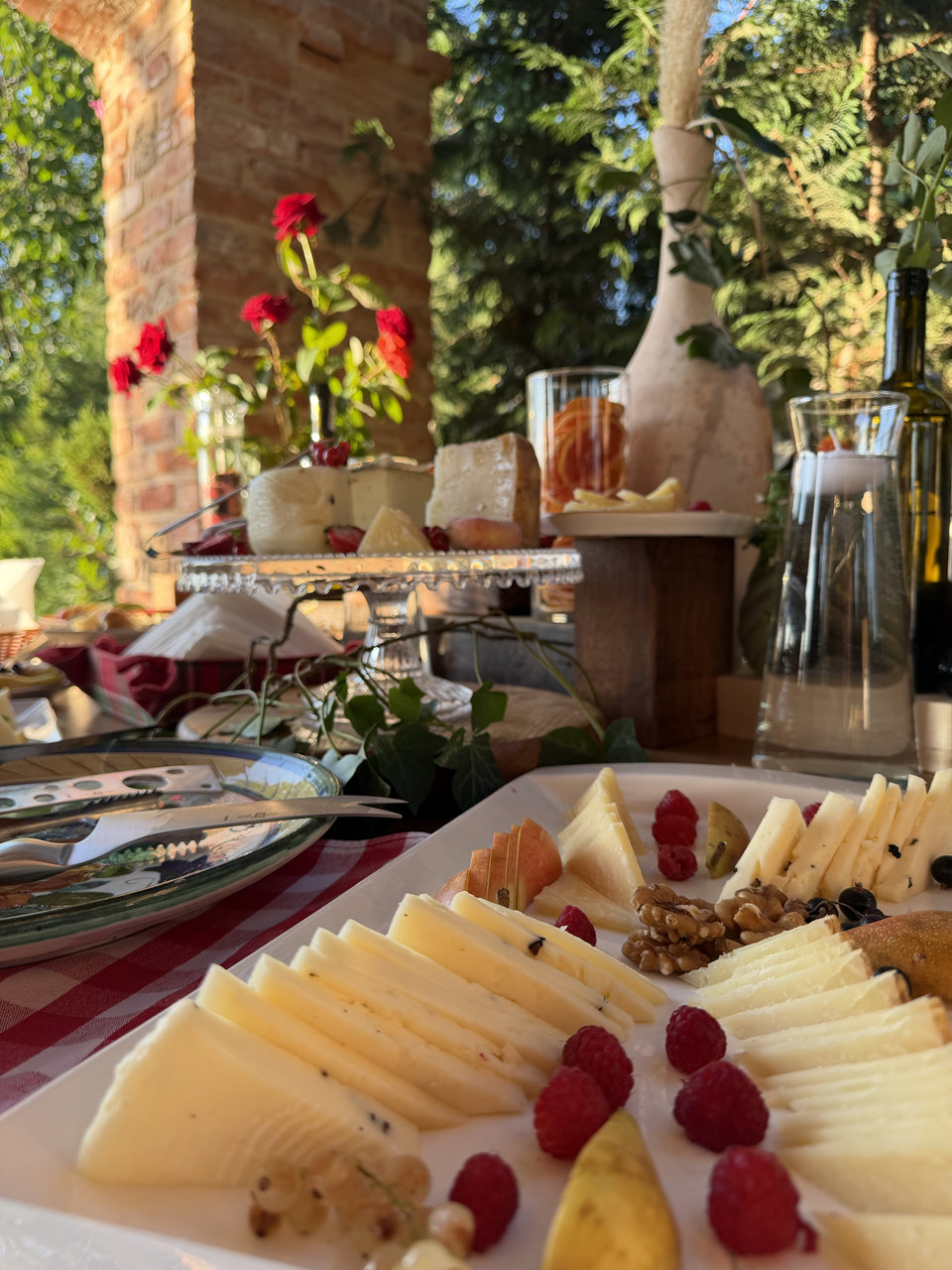 Platou cu brânzeturi italiene și zmeură