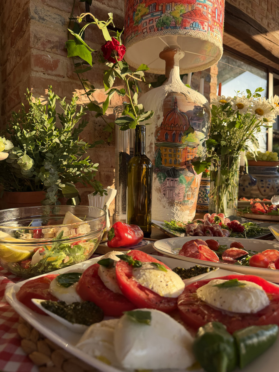 Roșii, mozzarella și ardei pe masa în carouri