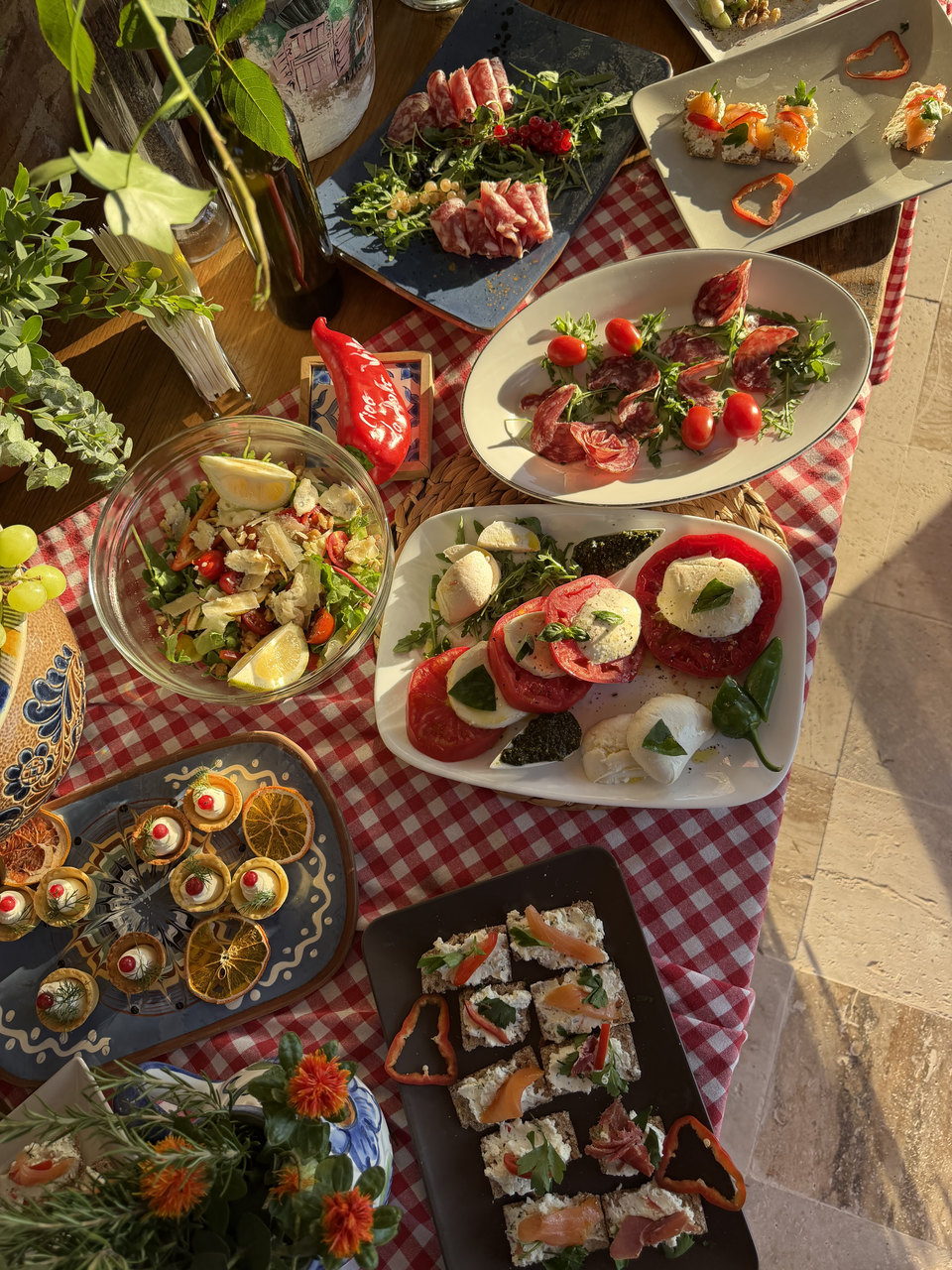 Bufet cu caprese, bruschete și mini aperitive