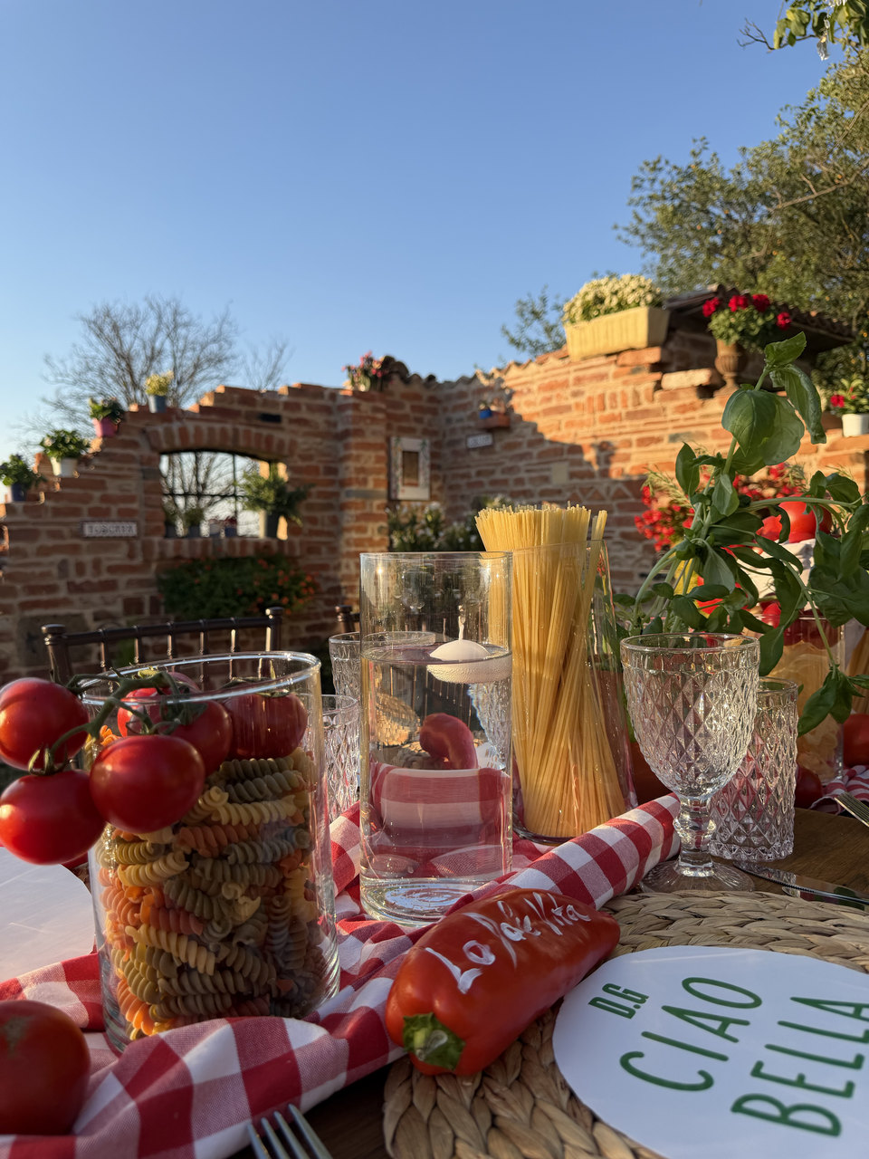 Paste, roșii și borcane cu ingrediente italiene, pe masa „Ciao Bella”