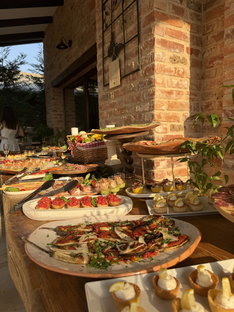 Bufet bogat de aperitive sub arcadele terasei