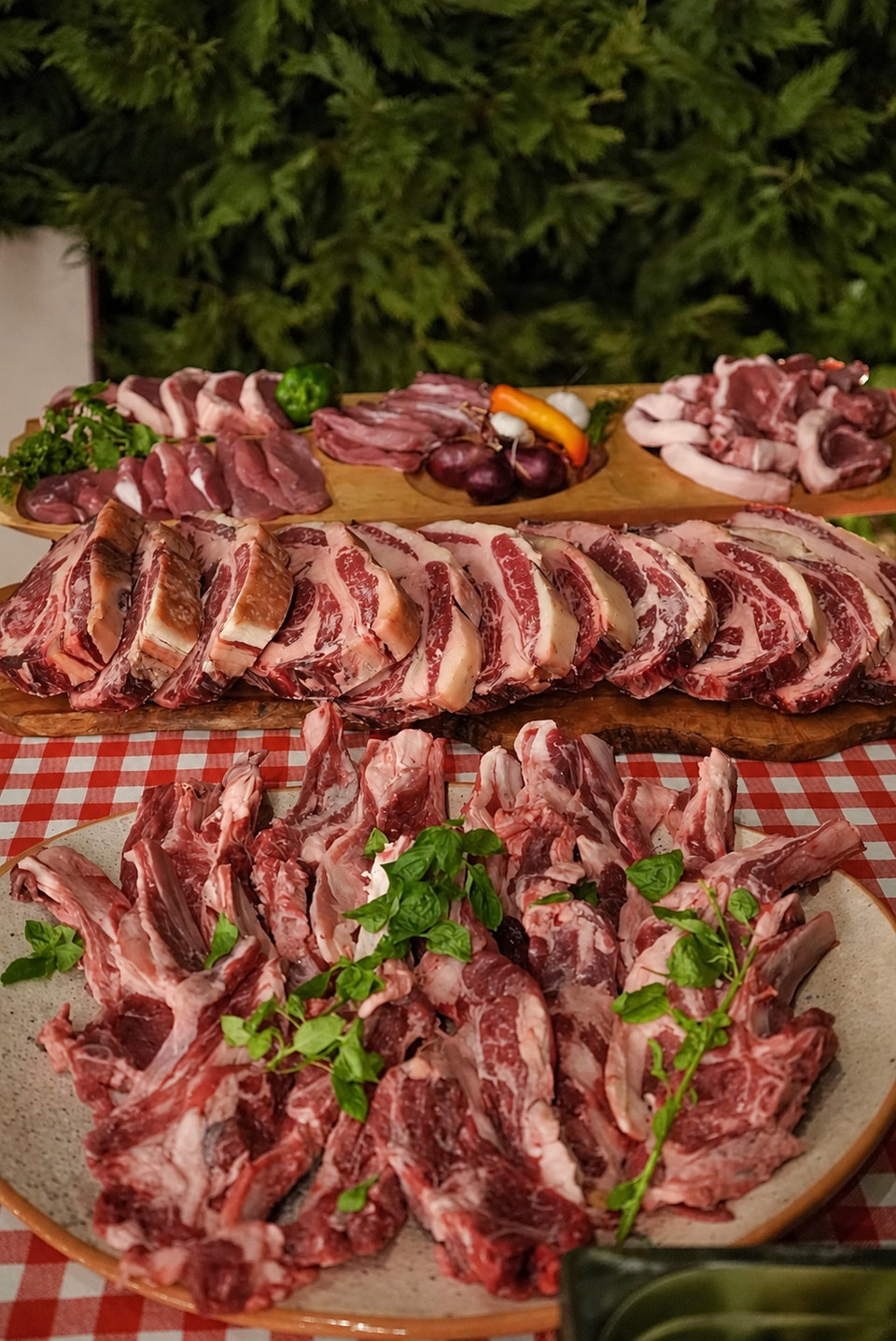 Platou cu carne la grătar și ierburi proaspete